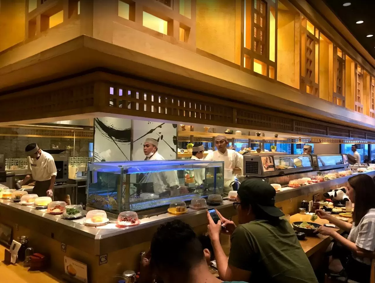 Suasana ruang makan Sushi Tei Bandung